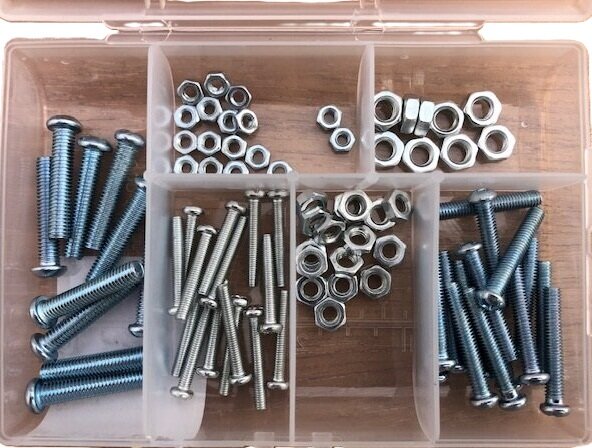 50 delige assortiment doosje m3 - m4 en m5 bouten en moeren met kruiskop - moer en bout - opbergboxje bouten en moeren