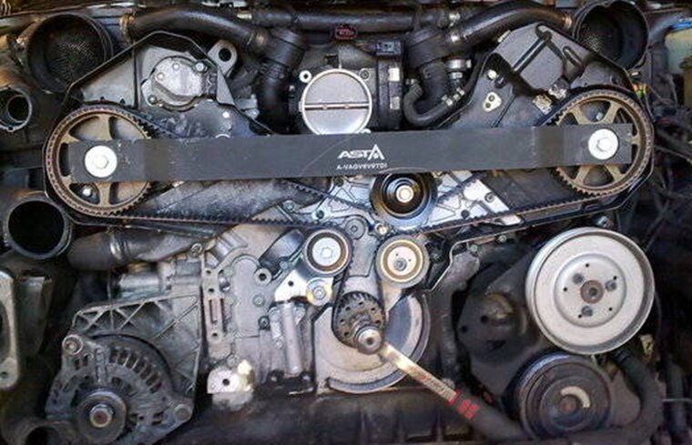 audi - vag - skoda&nbsp; 2.4 - 2.7 en 2.8 v6 blokkeerstang - nokkenas vergrendeling beugel - krukas distributiebeugel