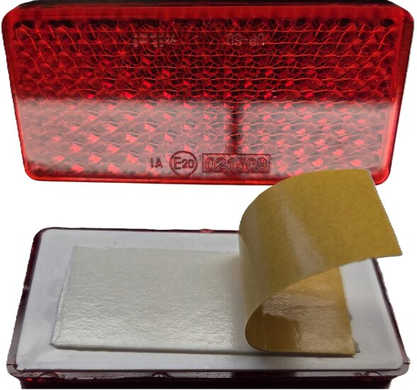 95 X 45 mm rode rechthoek plak reflector e20 keurmerk - zelfklevende&nbsp;reflector wital up-60&nbsp;rood - achterkant voer