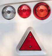 133 x 152 mm driehoek reflector met e11 keurmerk - waarschuwingsdriehoek - reflectordriehoek met boutgaten 